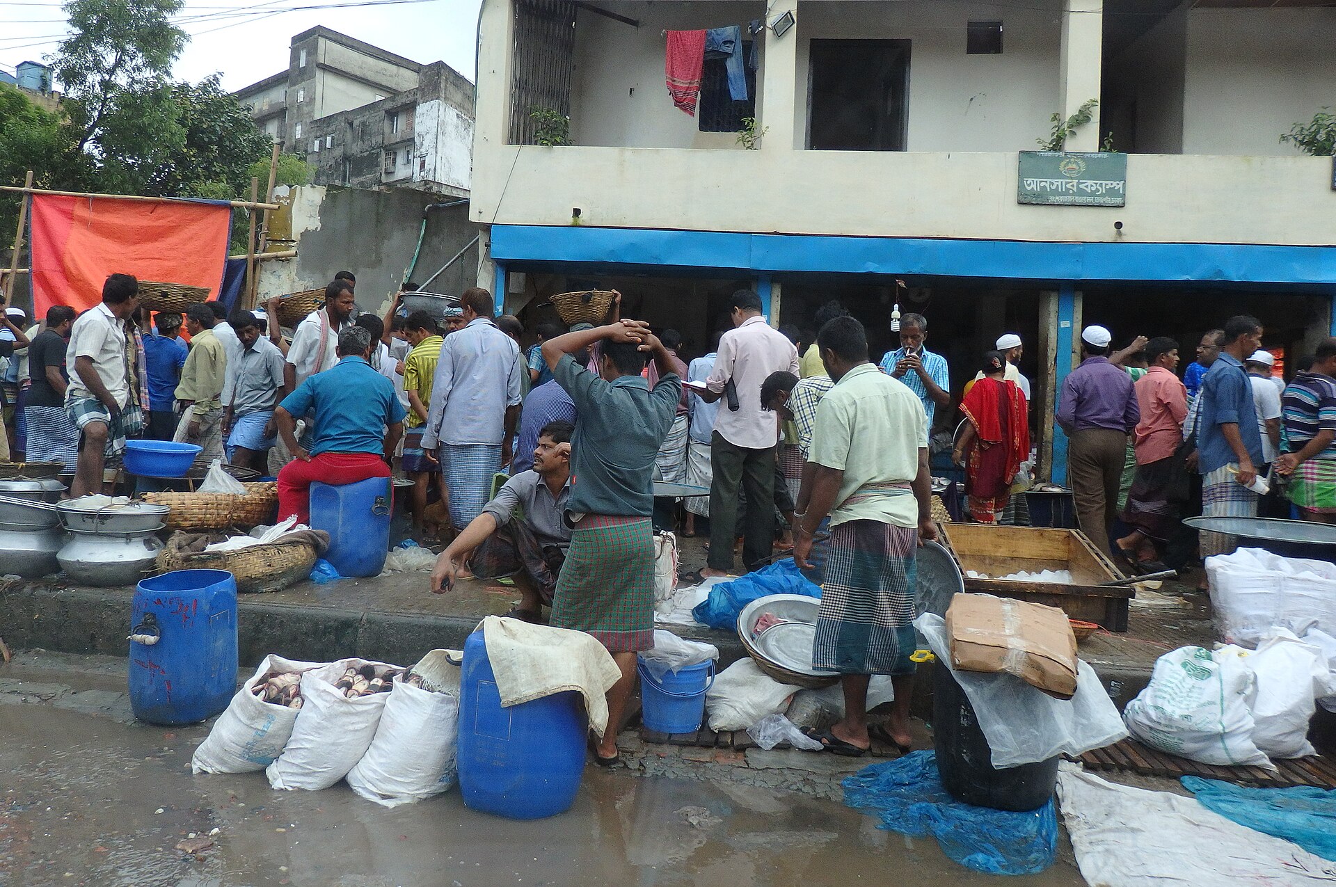 Traders and porters at the Karwan Bazar wholesale market in Dhaka, where inspectors checked edible oil and fruit shops on 19 October 2026. File photo: mohigan / Wikimedia Commons (CC BY-SA 3.0)