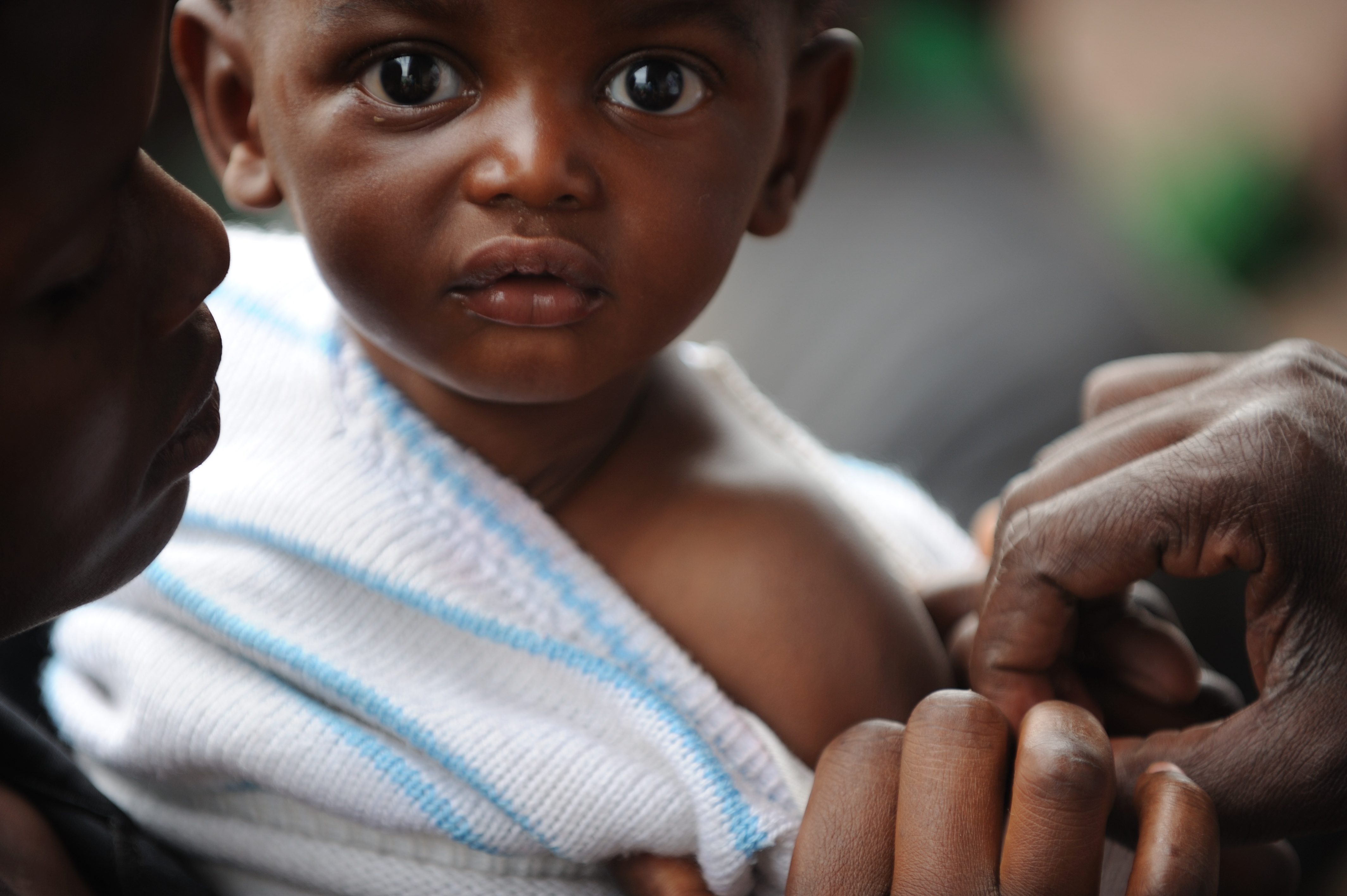 A child receives a measles vaccination at a UNICEF-supported site. File photo taken in Rwanda, 2008: Julien Harneis/UNICEF via Wikimedia Commons (CC BY-SA 2.0).