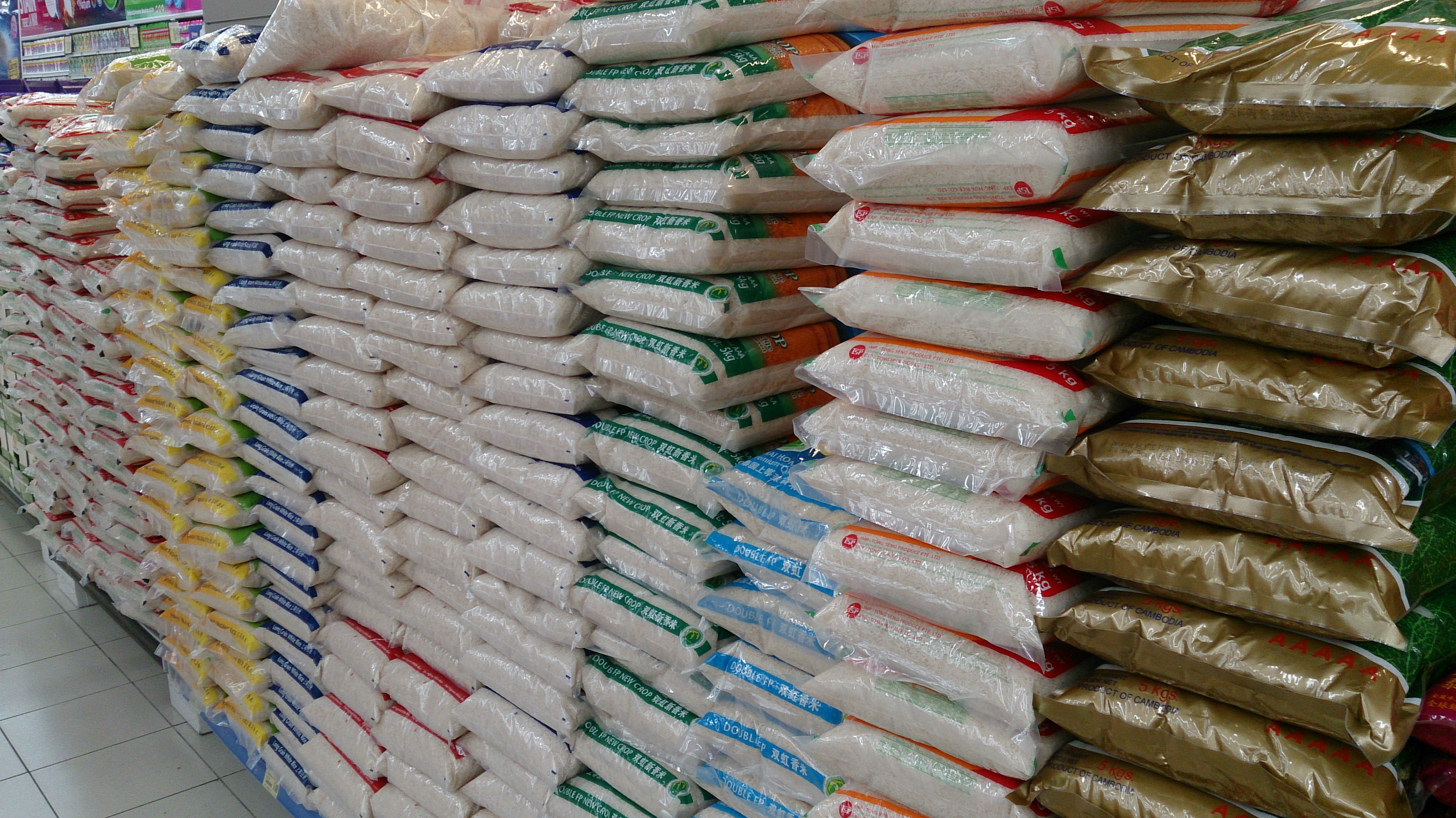 Sacks of rice on sale at a retail outlet. File photo used to illustrate rising rice prices; it is not the Dhaka market surveyed. Photo: ProjectManhattan / Wikimedia Commons (CC BY-SA 3.0)