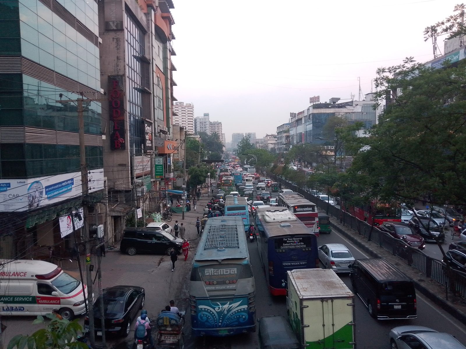 Traffic on Mirpur Road in Dhaka. File photograph used to illustrate road safety and traffic conditions; it does not show a crash.
