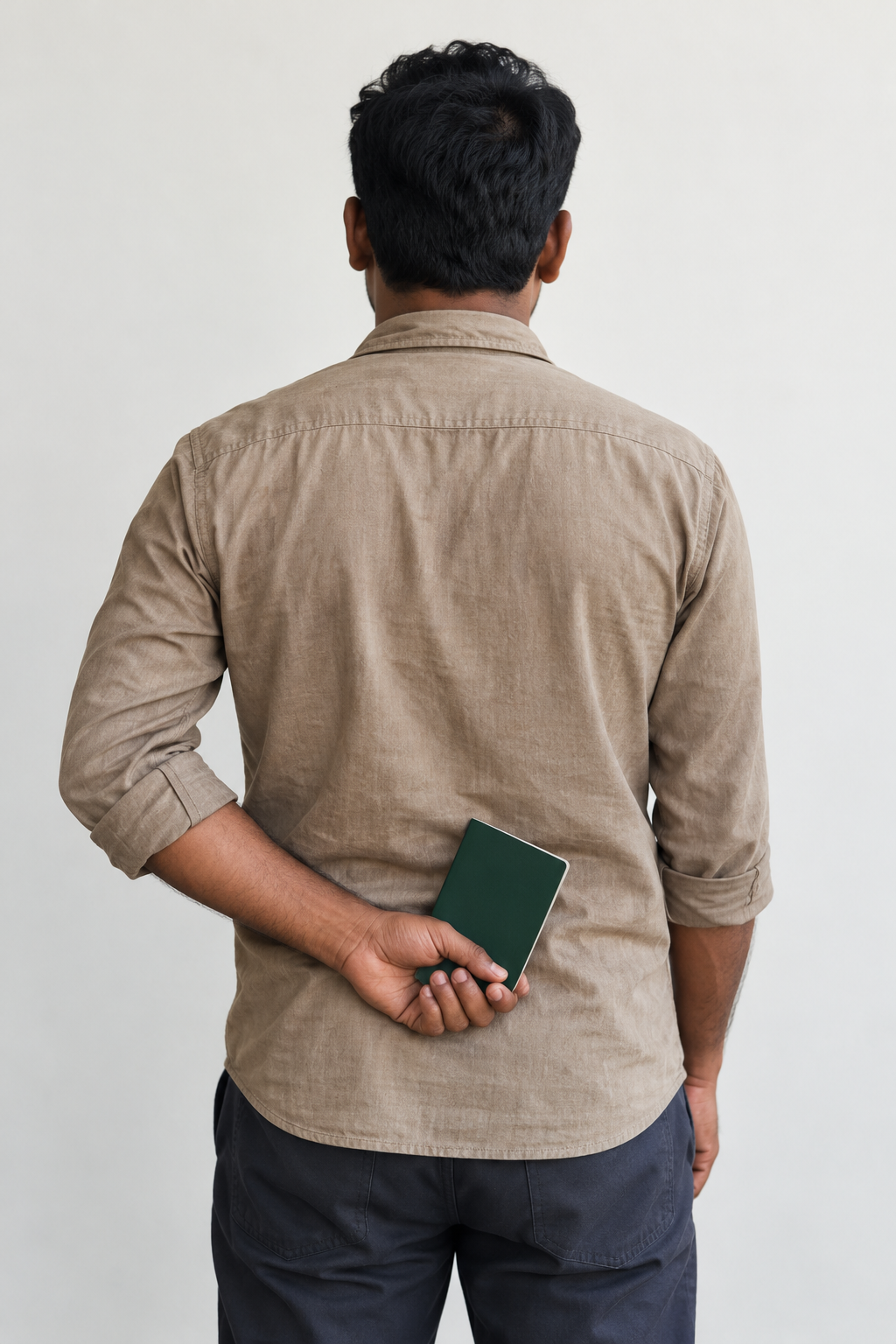 Illustration: an anonymous migrant worker seen from behind. Not either executed citizen.